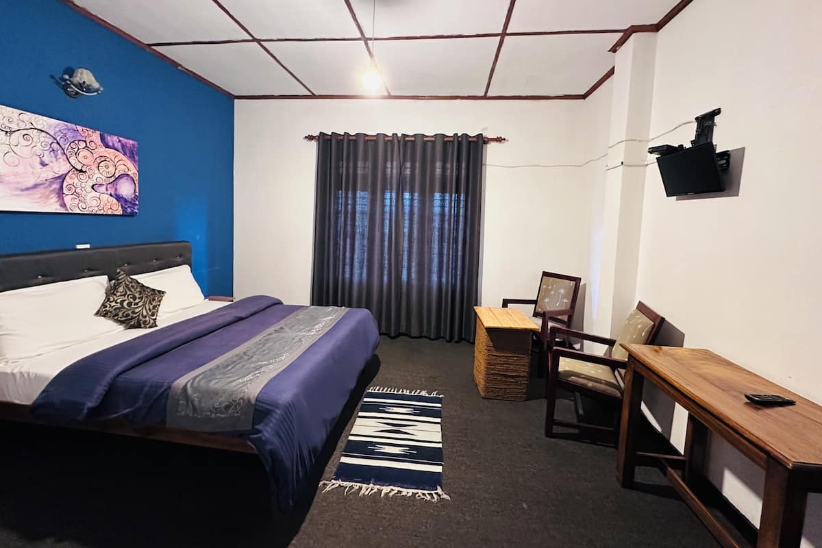 Habitación doble, baño privado, vistas a la montaña | Escritorio y ropa de cama