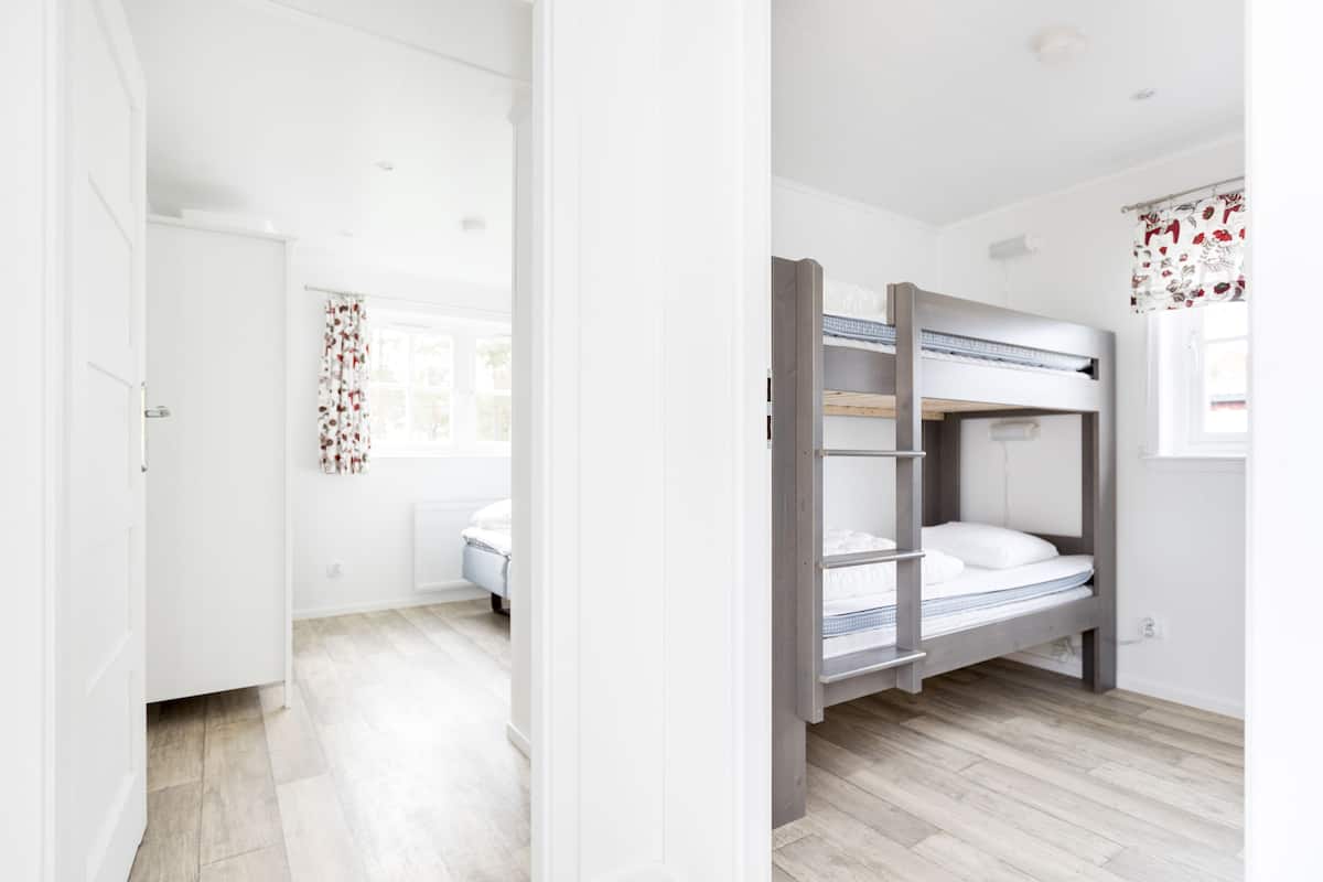 Cribs/infant beds, free WiFi