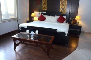 Design Double Room | Minibar, in-room safe, desk, soundproofing