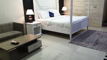 Deluxe Double Room | Living room