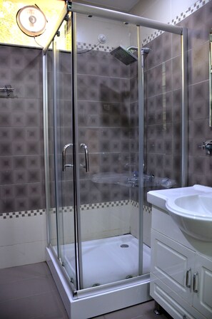 Deluxe Double Room | Bathroom | Shower, free toiletries, slippers, towels