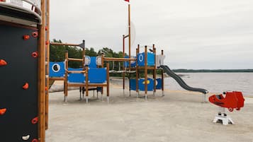 Zona de juegos infantil al aire libre