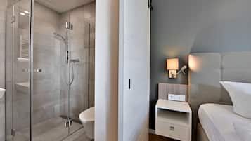 Standard-Apartment | Badezimmer | Dusche, kostenlose Toilettenartikel, Haartrockner, Handtücher