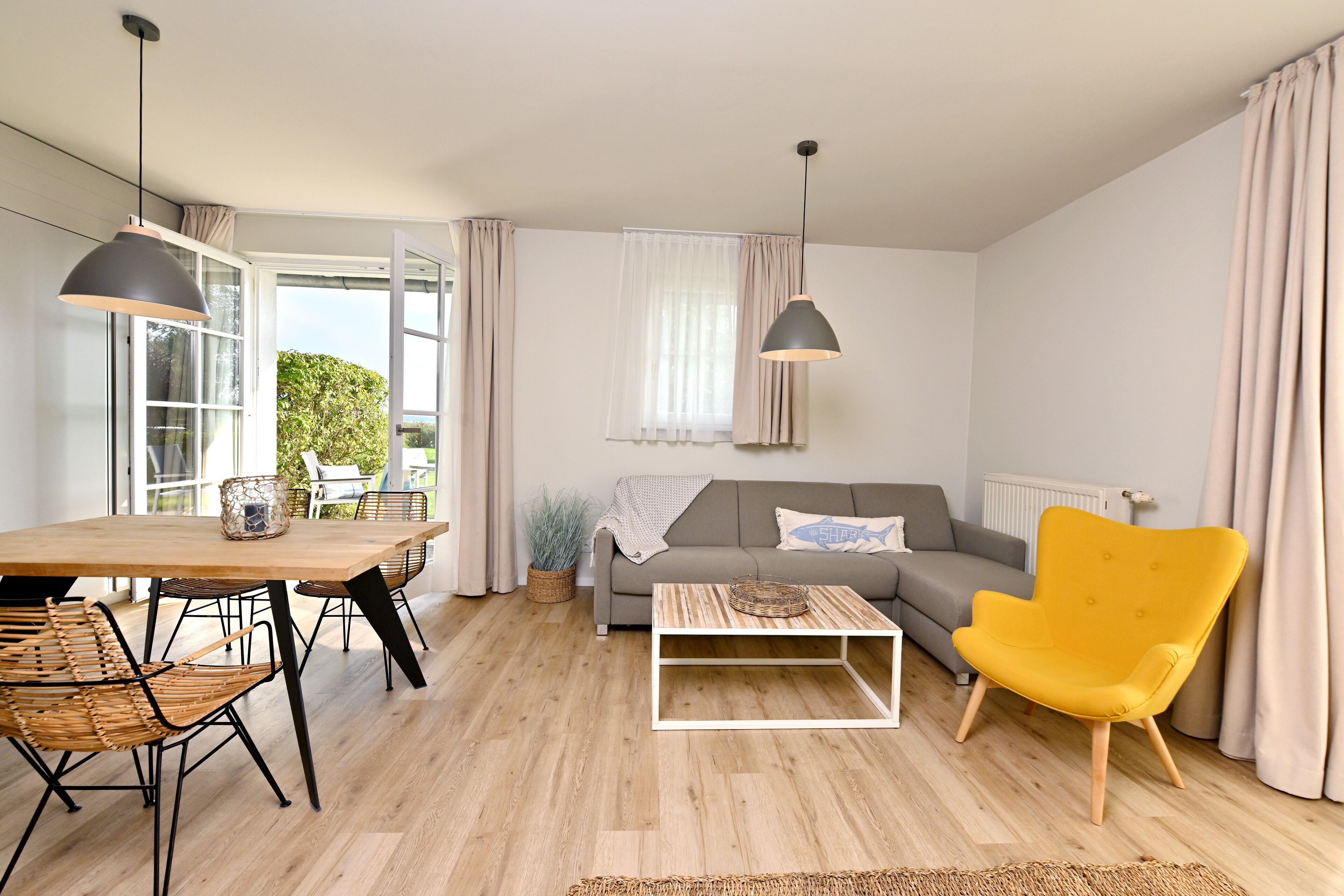 Premium-Apartment | Wohnbereich | 40-Zoll-Flachbildfernseher mit Kabelempfang, Fernseher