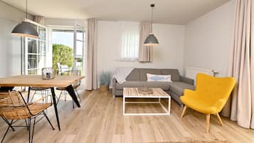 Premium-Apartment | Wohnbereich | 40-Zoll-Flachbildfernseher mit Kabelempfang, Fernseher