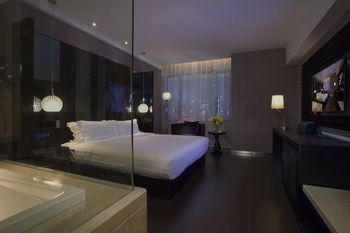 Business Double Room | Minibar, in-room safe, desk, blackout curtains