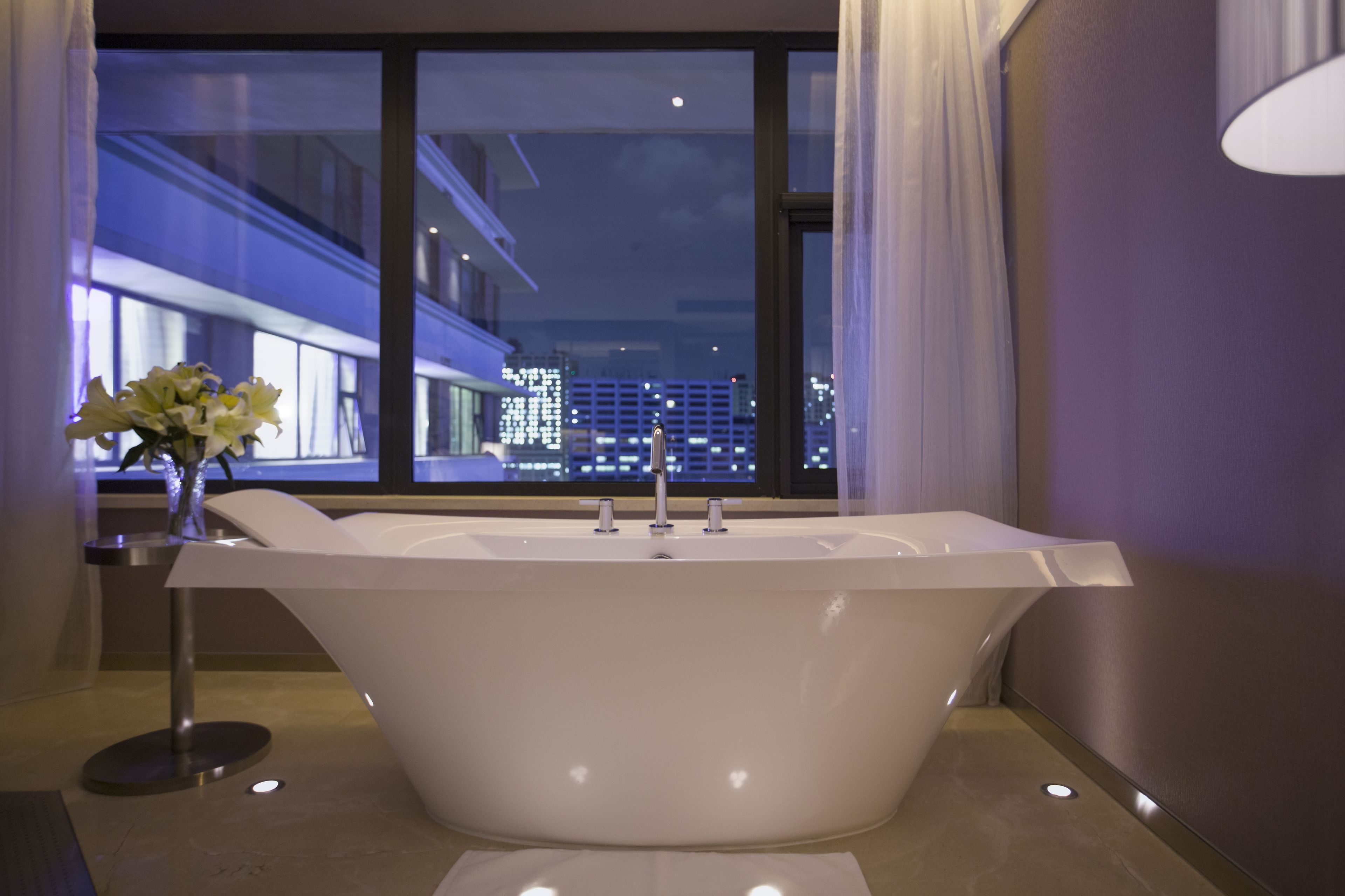 deep-soaking bathtub