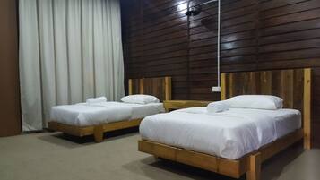 Simpleton Room Twin | Meja, seterika/papan seterika