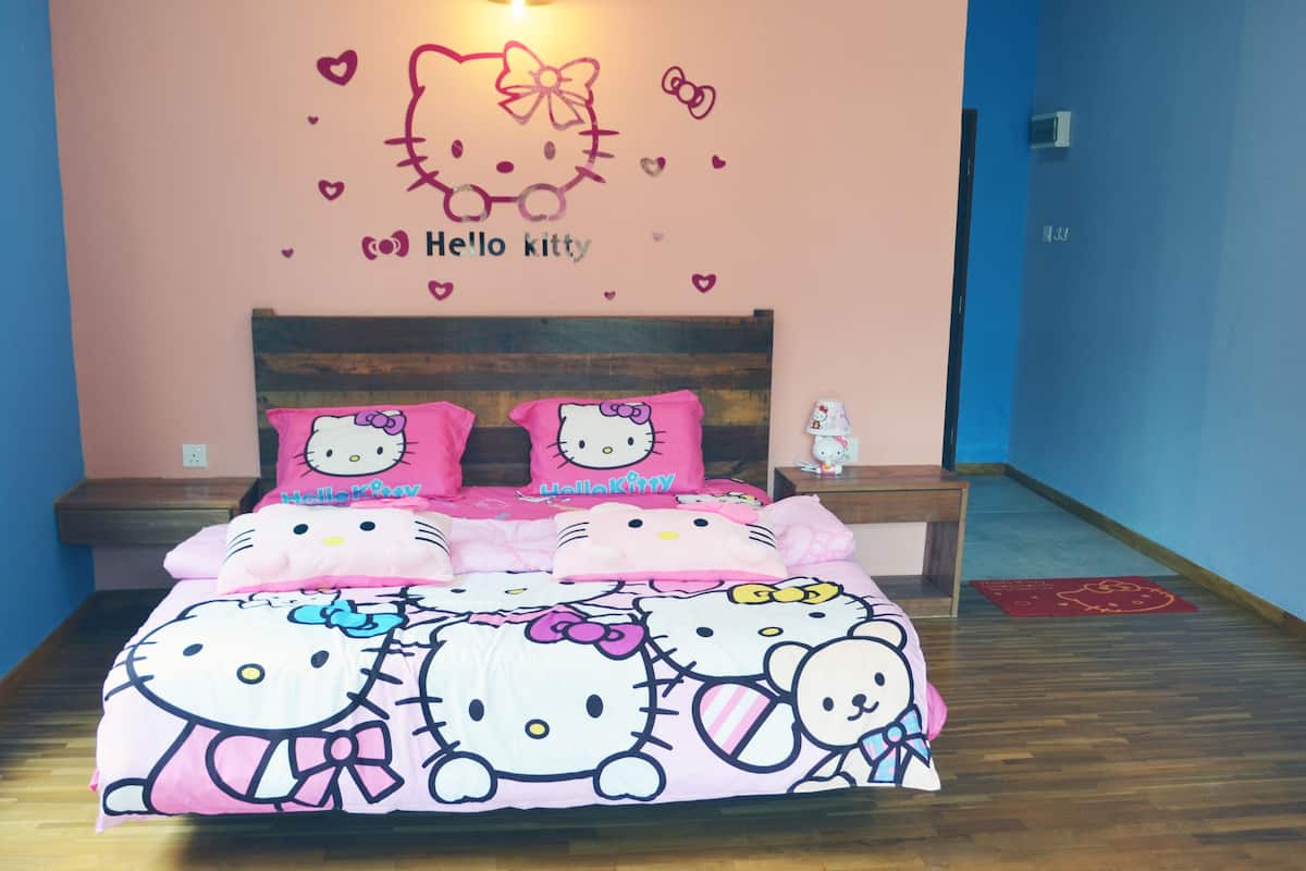Bachelor Pad Room | Escritorio y tabla de planchar con plancha 