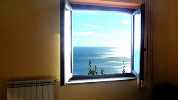 Standard-Doppel- oder -Zweibettzimmer, 1 Schlafzimmer, eigenes Bad, Meerblick | Minibar, Schreibtisch, kostenloses WLAN, Bettwäsche