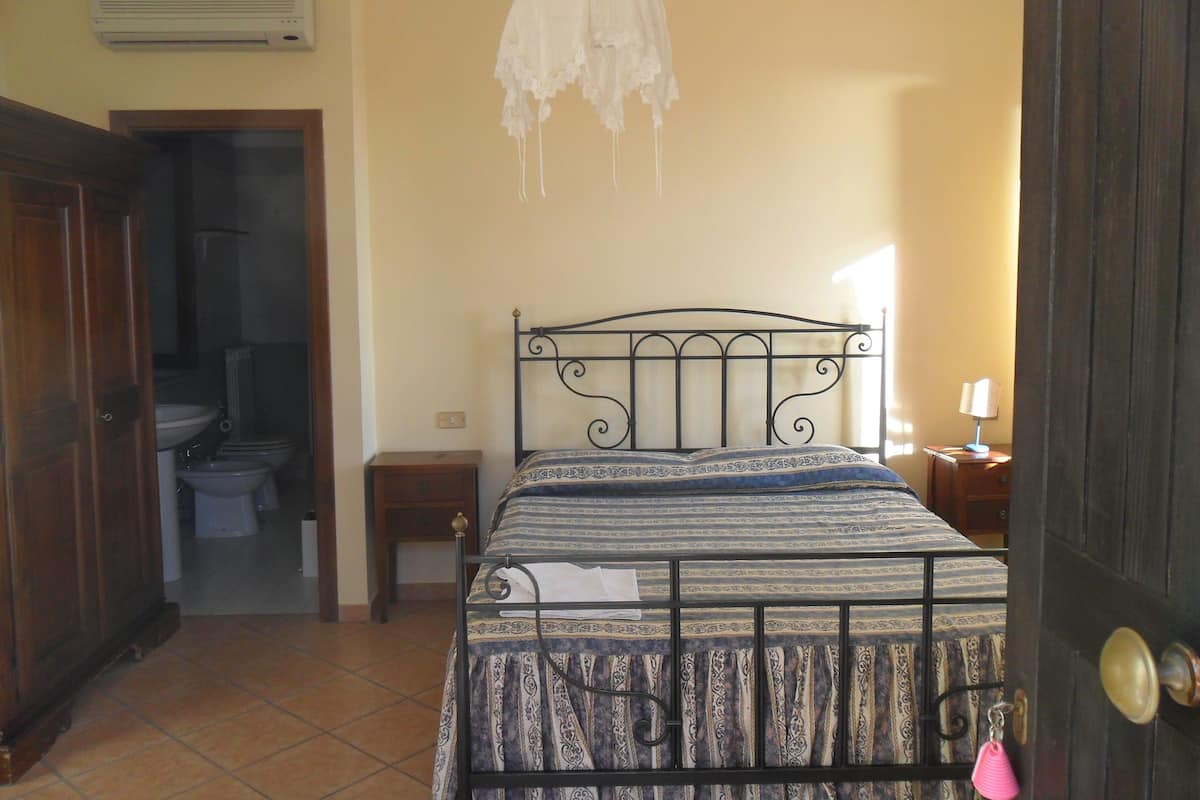 Minibar, desk, free WiFi, bed sheets