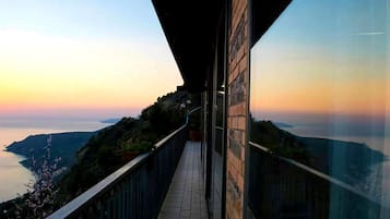 Fassade der Unterkunft – Abend/Nacht