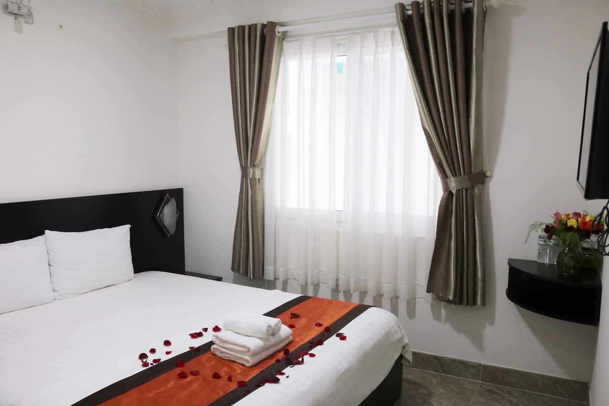 Superior Room, 1 Queen Bed | 1 bedroom, minibar, desk, soundproofing
