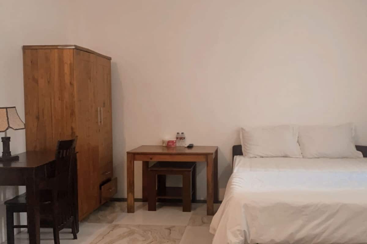 Comfort Double Room Single Use, 1 Queen Bed | 1 bedroom, minibar, desk, soundproofing
