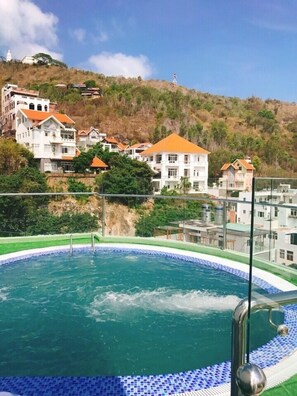 Rooftop pool - BH Residence Inn (Ho Chi Minh City)