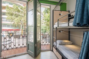 Exterior - No Limit Hostel Graffiti (Barcelona)