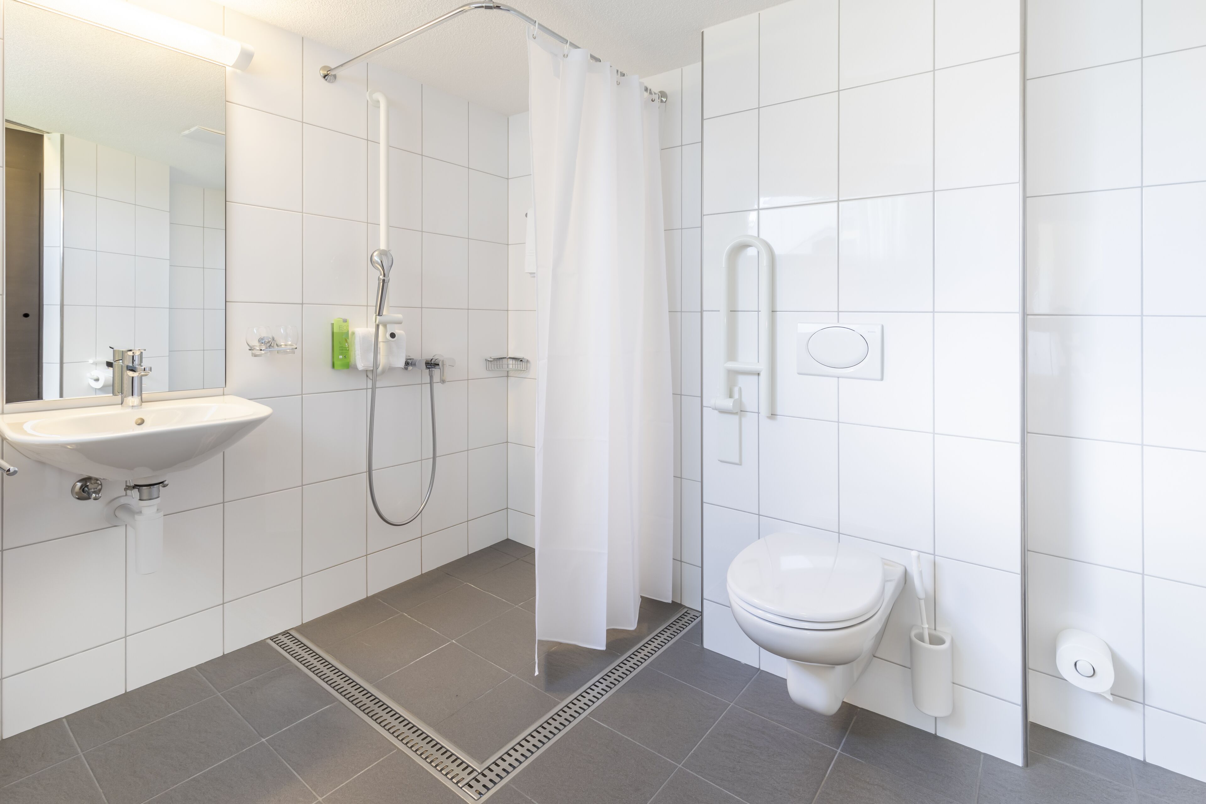 towels, soap, shampoo, toilet paper