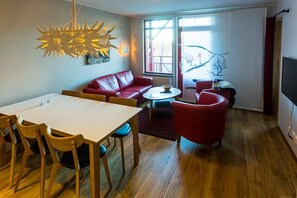 Appartement, 2 slaapkamers | Woonruimte | Flatscreentelevisie en een tafeltennistafel
