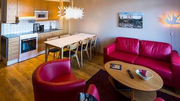 Appartement, 2 chambres | Coin séjour | Télévision à écran plat, table de tennis de table