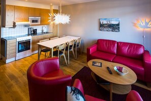 Appartement, 2 slaapkamers | Woonruimte | Flatscreentelevisie en een tafeltennistafel