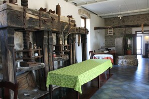 Breakfast, lunch, dinner served; local cuisine, sea views