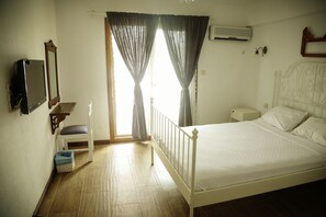 Habitación estándar con 1 cama doble o 2 individuales | Ropa de cama de alta calidad, escritorio, wifi gratis