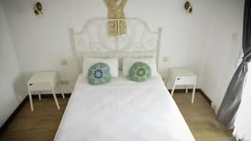 Deluxe Suite | Premium bedding, desk, free WiFi