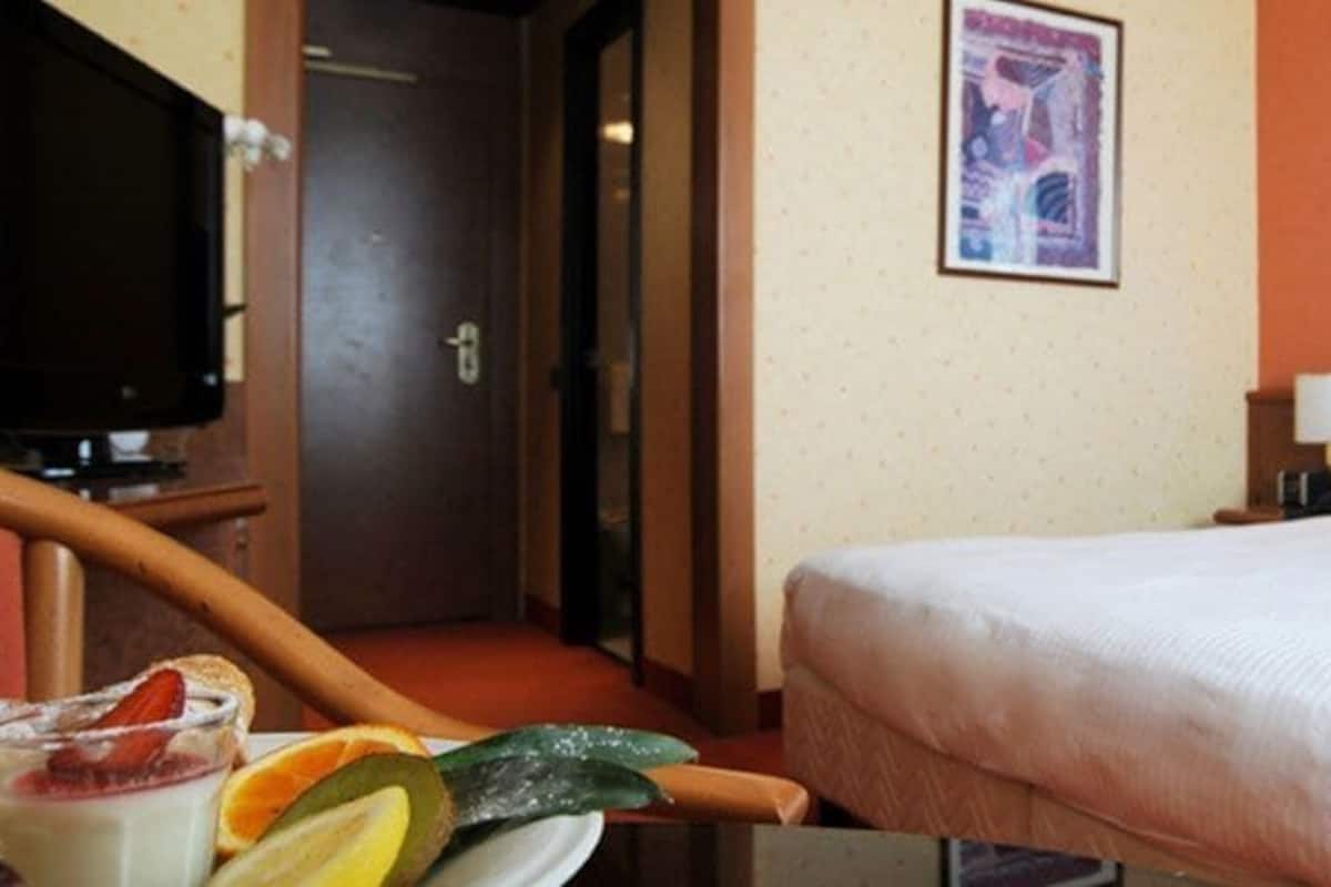 Minibar, in-room safe, cribs (free), WiFi (free)