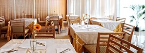 Phục vụ bữa tối, đặc sản địa phương