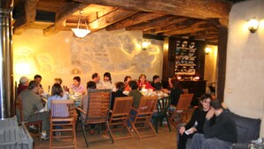 Ein Restaurant mit Holztischen und Steinsälen.