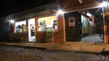Façana frontal de l'allotjament (vespre/nit)