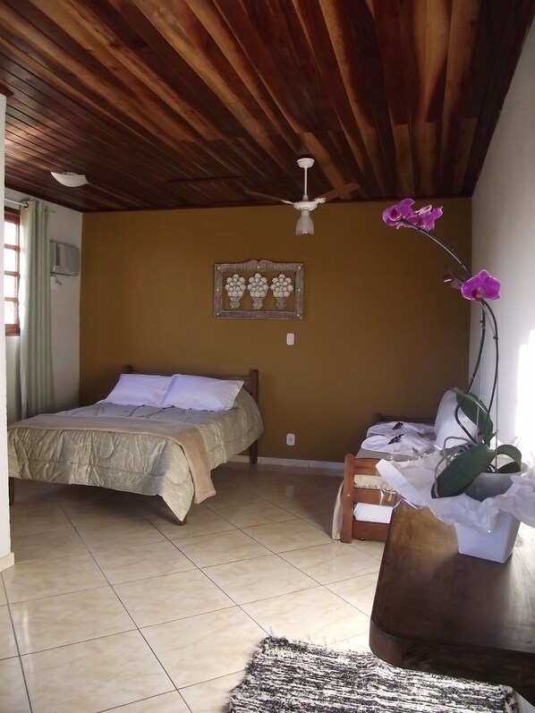 Chambre Familiale | Minibar, coffres-forts dans les chambres, fer et planche à repasser