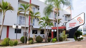 A hotel with a modern design, featuring a prominent sign for 'Serras Hotel' and a contact number. - Serras Hotel (Rondonopolis)