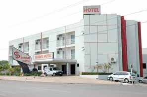 A hotel with a modern design, featuring a prominent 'HOTEL' sign and a 'SERRAS HOTEL' sign. - Serras Hotel (Rondonopolis)