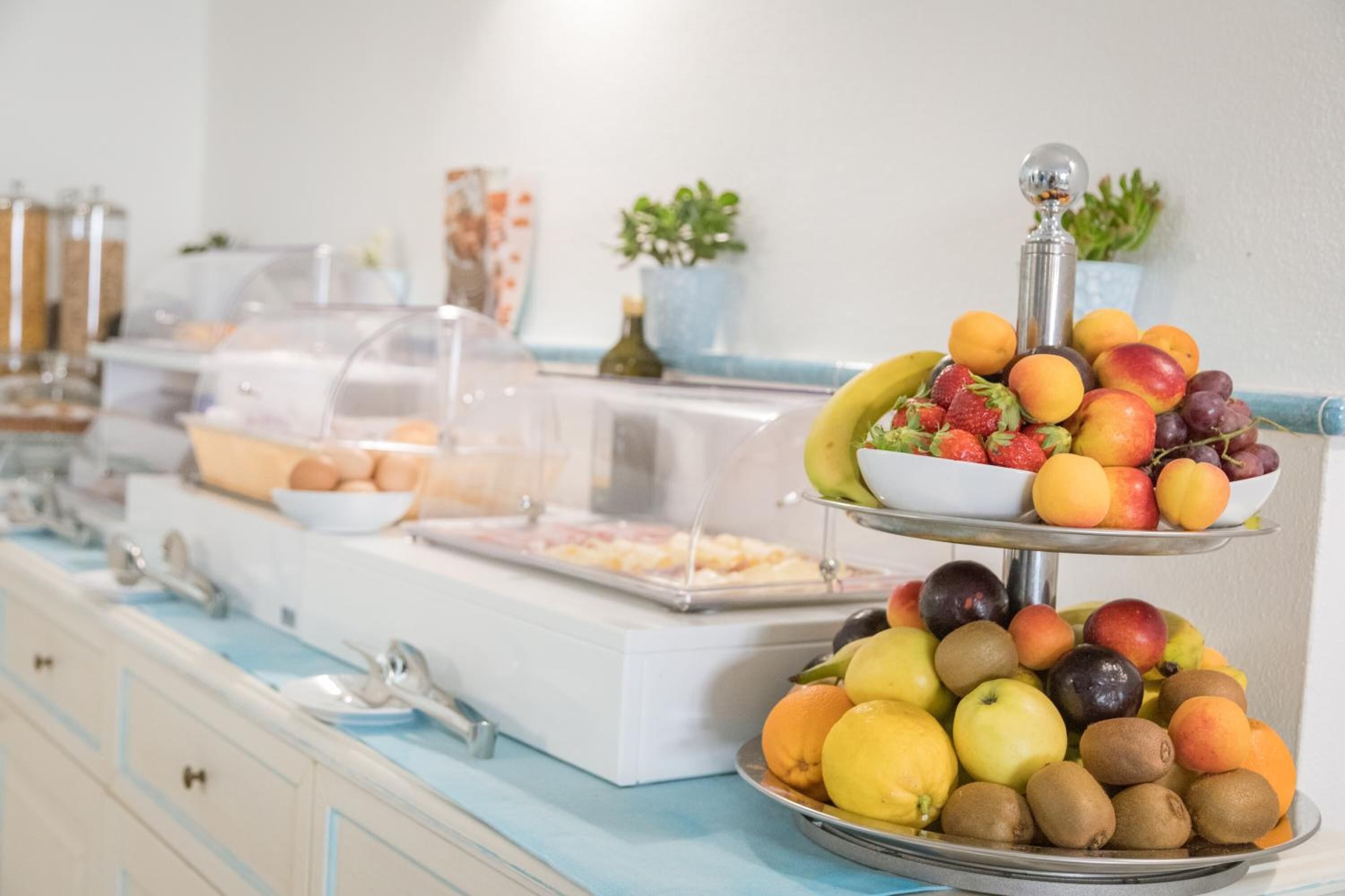 Ein reichhaltiges Buffet mit verschiedenen Früchten und Gebäck.