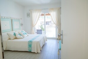 Een minibar, een kluis op de kamer, een bureau, gratis wifi