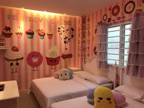 シグネチャー 4 人部屋 | デスク、アイロン / アイロン台、ベビーベッド (無料)、WiFi (無料)