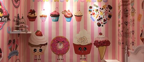 Quarto quádruplo com design assinado | Escrivaninha, ferros/tábuas de passar roupa, berços grátis