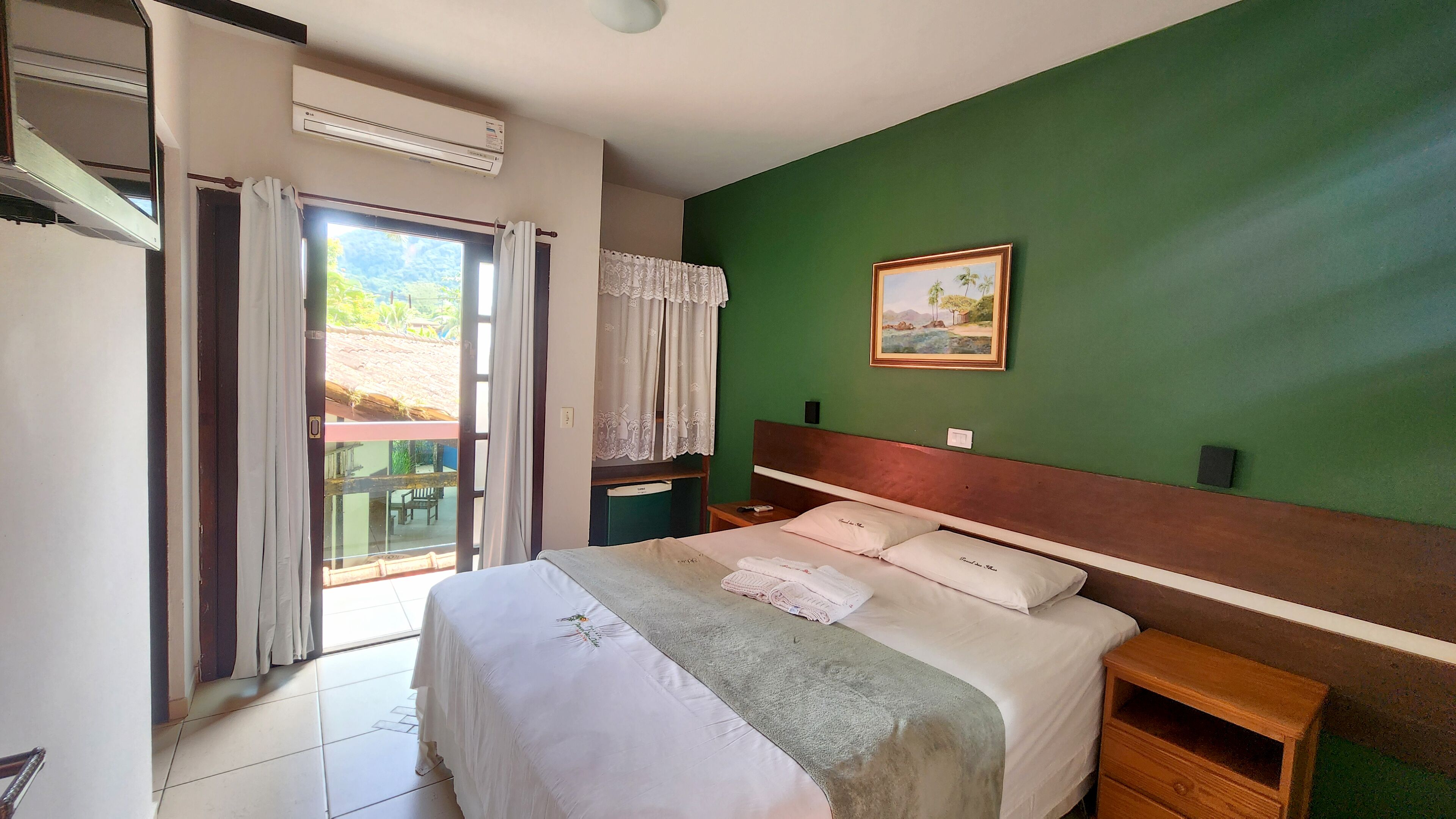 Minibar, free WiFi, bed sheets