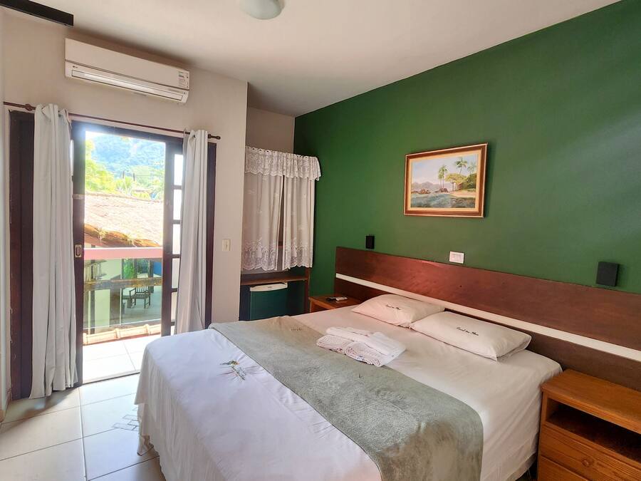 Een minibar, gratis wifi, beddengoed