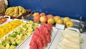 A variety of fresh fruits and vegetables displayed on a table. - Pousada Parcel das Ilhas (São Sebastião)