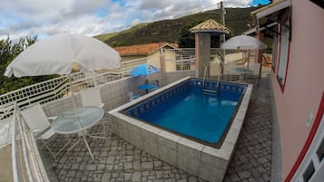 Piscina externa, guarda-sóis, espreguiçadeiras