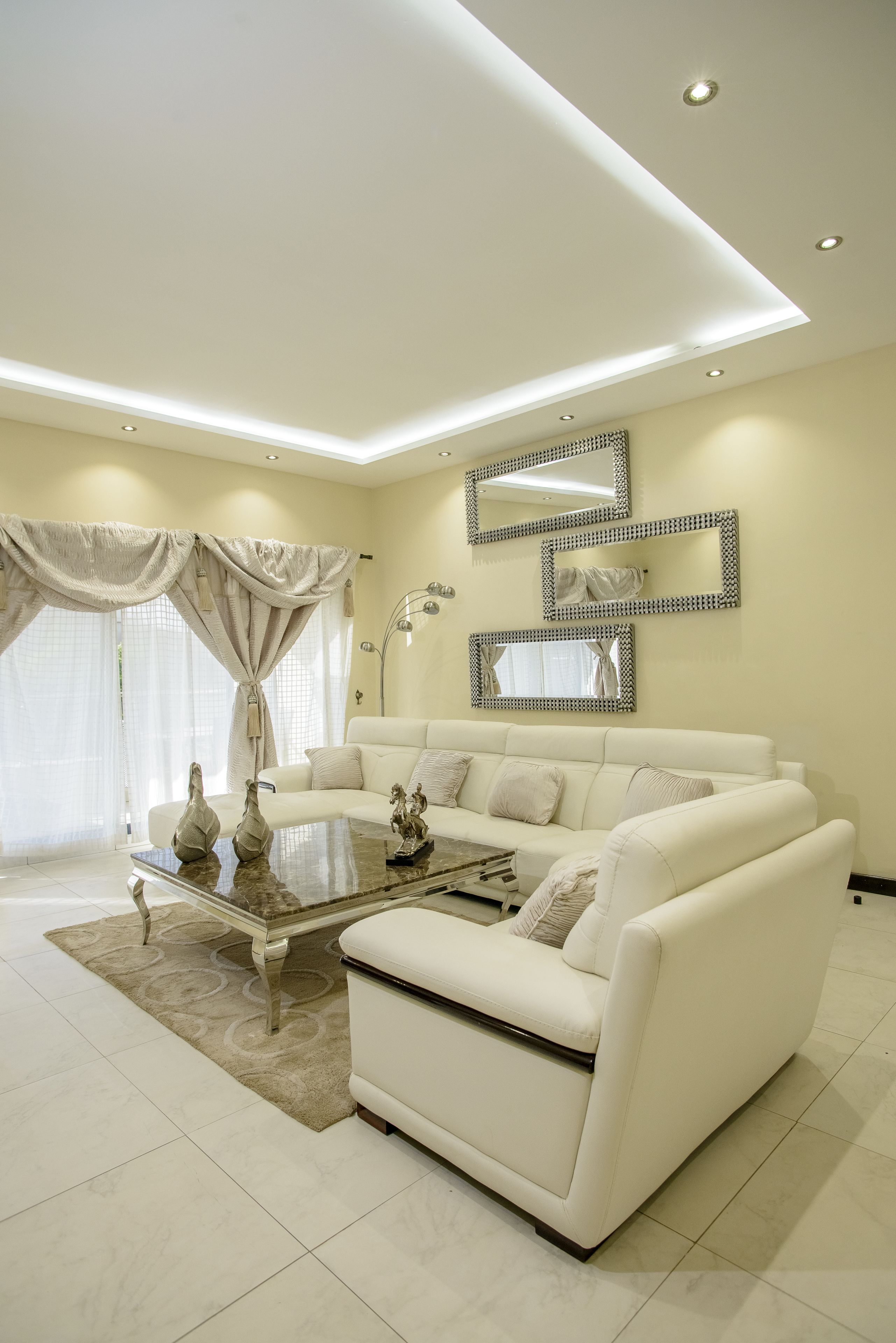 presidential suite, 3 bedrooms, city view | living room | flat-screen tv