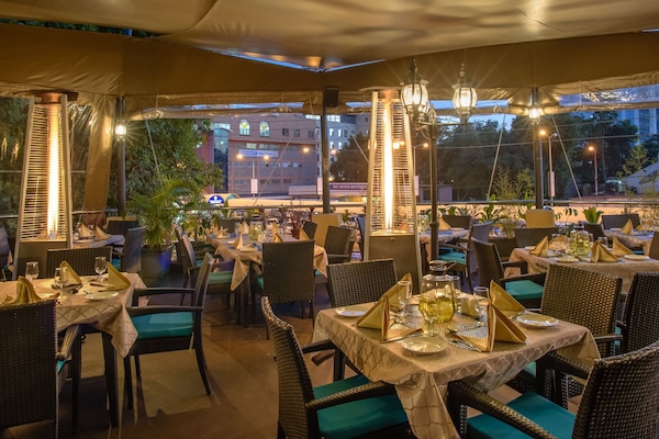 Serviço de café da manhã, almoço, jantar; vistas para a piscina