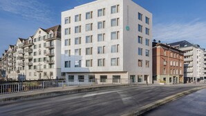 A modern hotel with a clean, white facade, multiple balconies, and a flat roof. - VISIONAPARTMENTS Lucerne Neustadtstrasse (Lucerne)