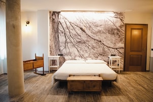 Escritorio, wifi gratis y ropa de cama 
