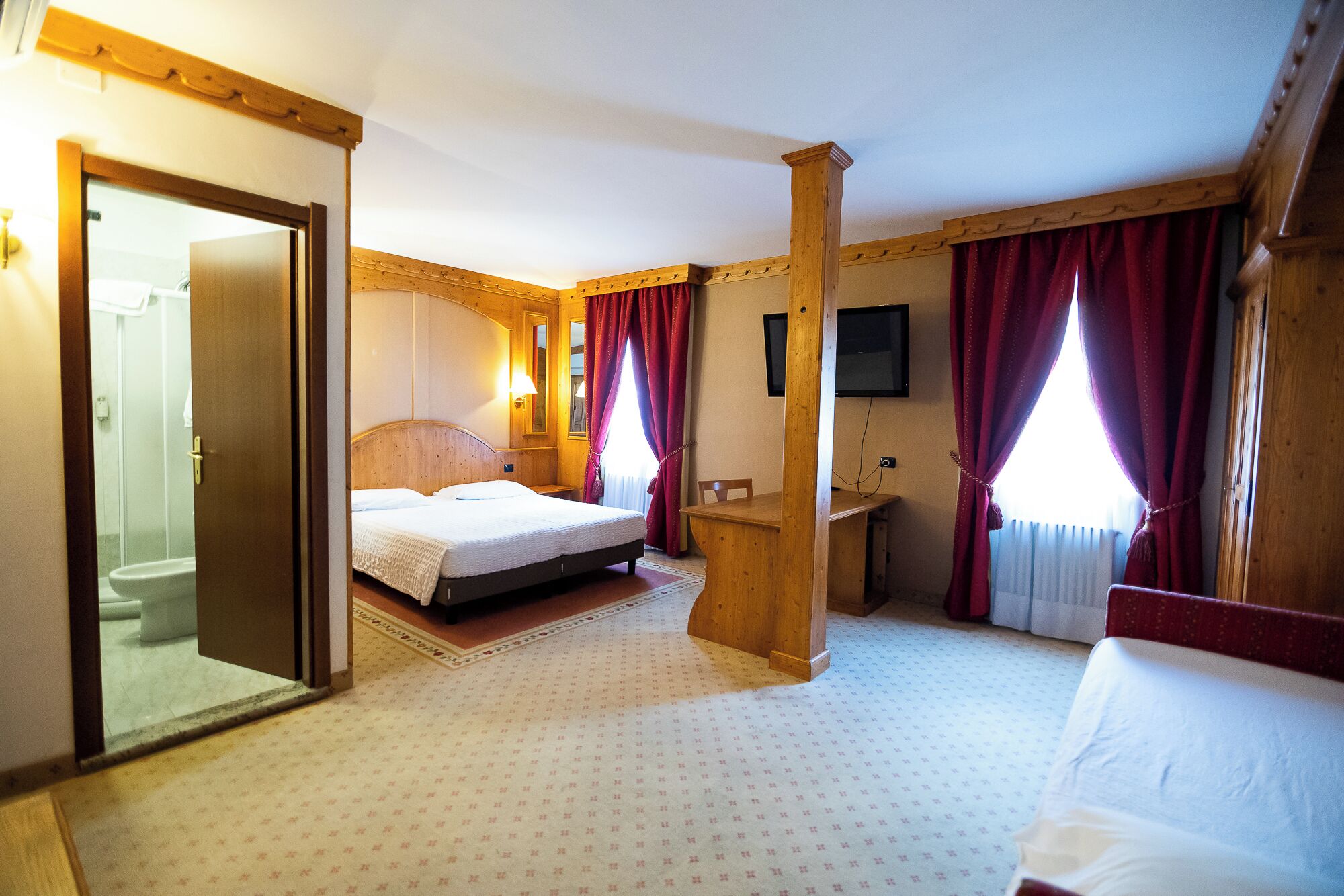 comfort triple room | 1 bedroom, desk, free wifi, bed sheets