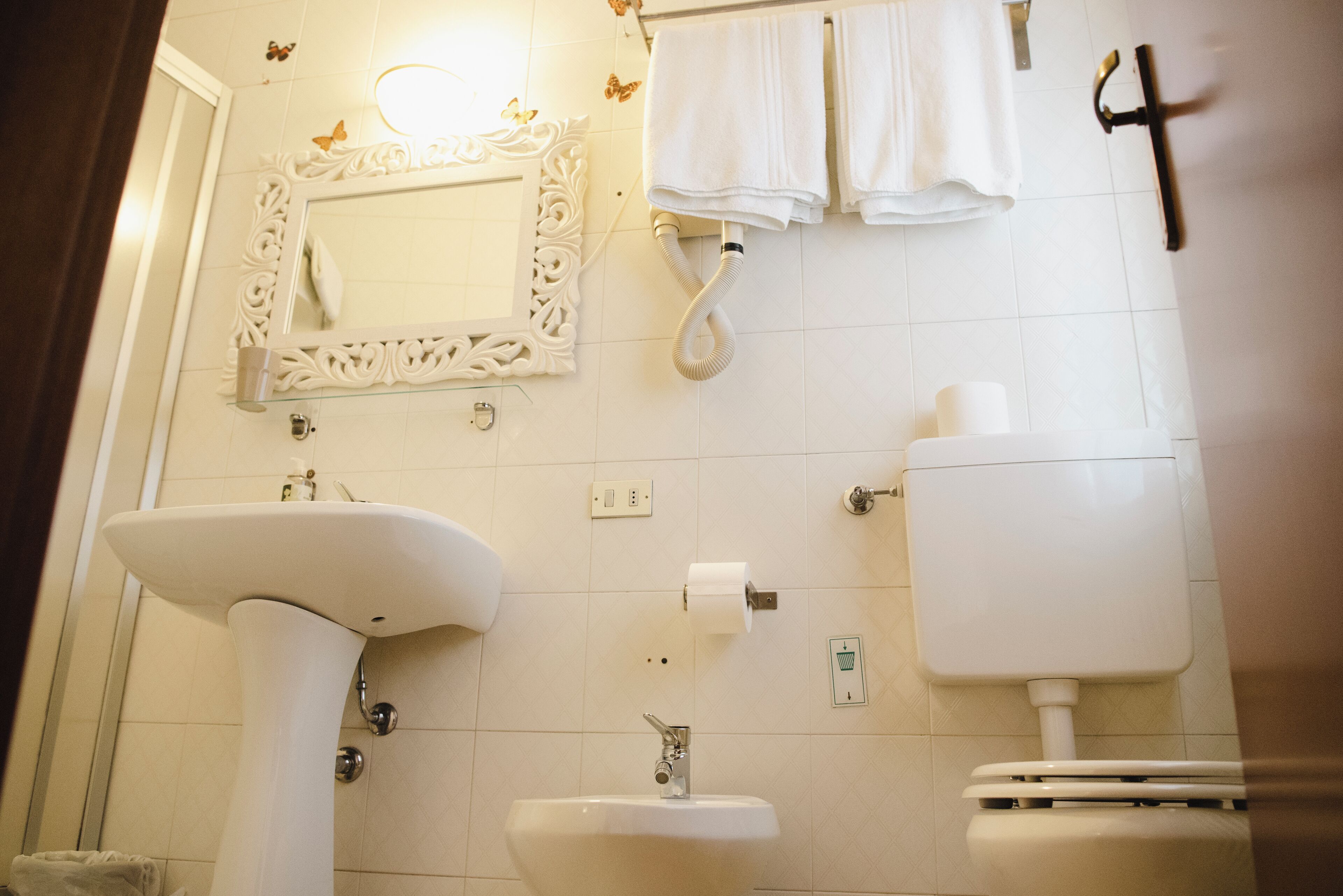 economy double or twin room | bathroom | shower, free toiletries, hair dryer, bidet
