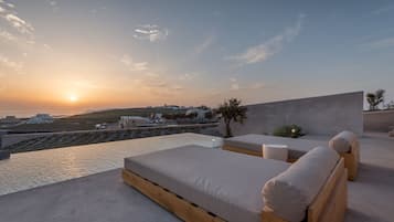 Premium bedding, in-room safe, individually decorated