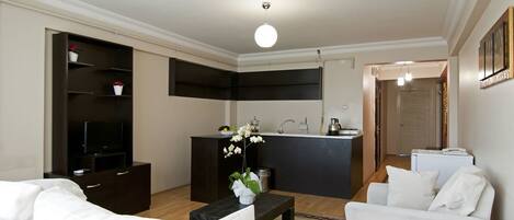 Apartment, 1 Bedroom | 1 bedroom, desk, free WiFi